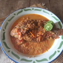 Siramkan bumbu pecak ke ikan goreng, kucuri dengan jeruk limau dan siap disajikan