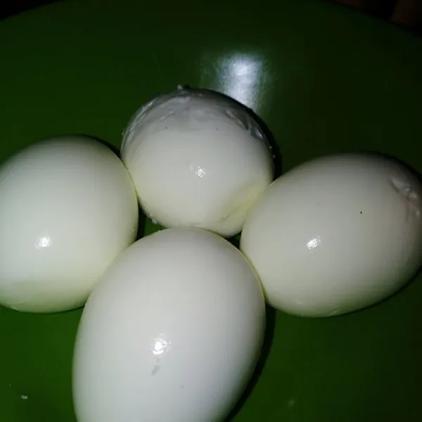 Rebus telur lalu kupas.beri sayatan pada telur supaya bumbu lebih meresap