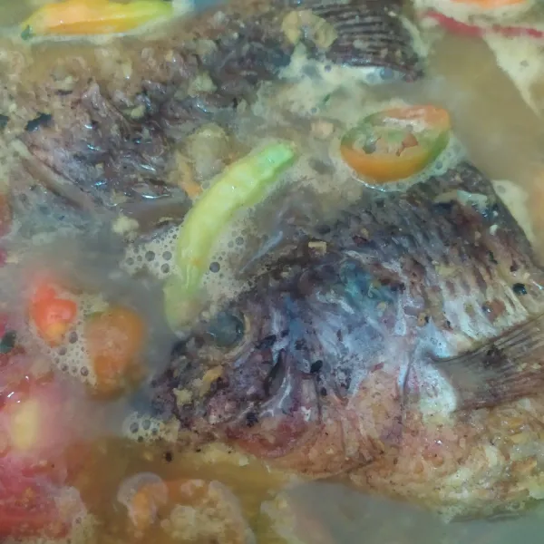 Masukkan ikan, masak menggunakan api kecil, masak sampai air surut dan mengental, sajikan