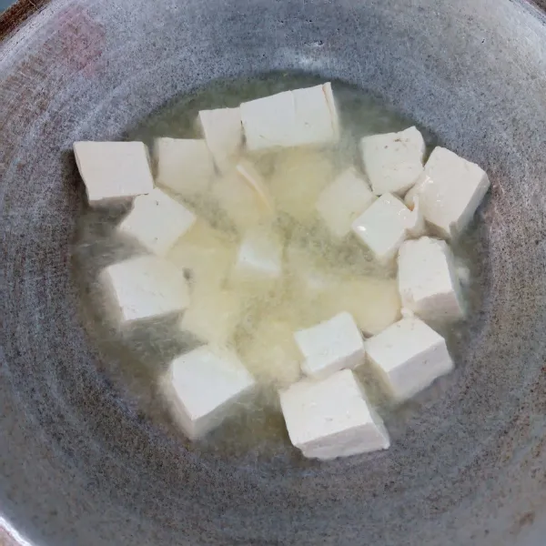 Potong-potong tahu. Kemudian goreng tahu sampai matang sisihkan