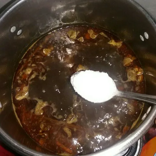 Bumbui garam dan gula. Masak sampai daging empuk. Koreksi rasa