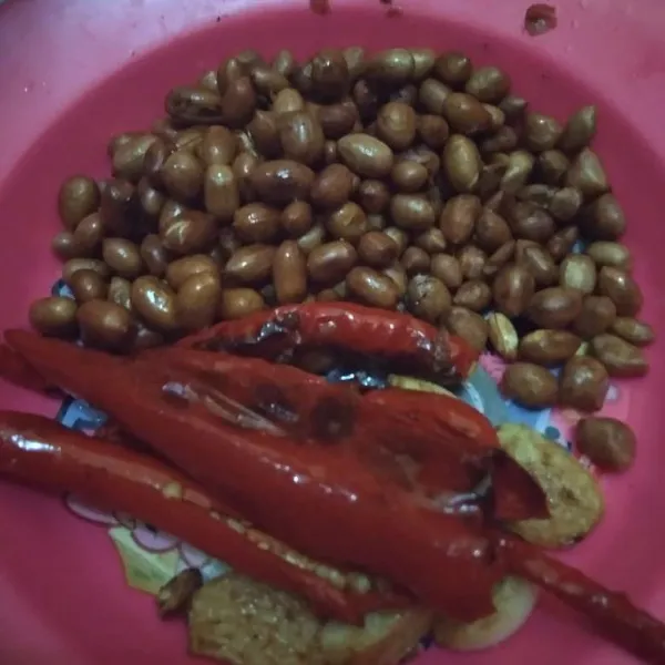 Goreng kacang tanah, bawang putih dan cabai merah.