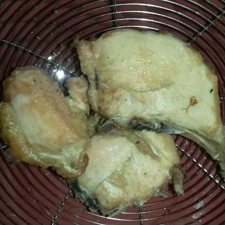 goreng ayam yg ditiriskan tadi hingga kekuningan, suir-suir ayam dan sisihkan