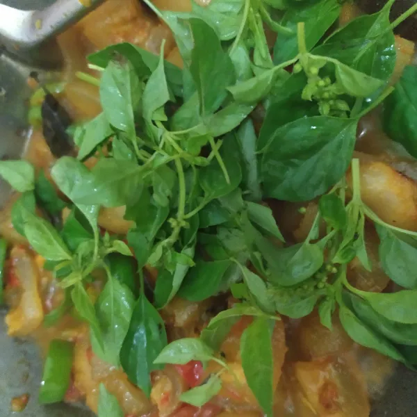 Terakhir masukkan daun kemangi, masak sebentar, angkat dan sajikan