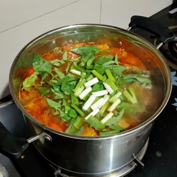 Jika ikan sudah mulai terlihat matang, matikan kompor lalu masukan kemangi dan daun bawang. Siap disajikan dengan nasi hangat