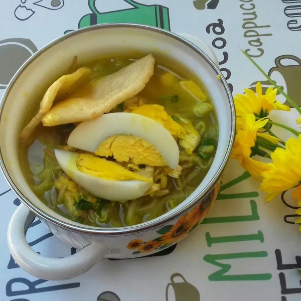 Siram dengan kuah soto, beri irisan telur dan krupuk. siap disajikan dengan lontong atau nasi