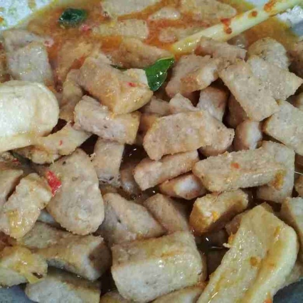 Tambahkan potongan tempe gembus, tahu yang sudah digoreng 1/2 matang tadi