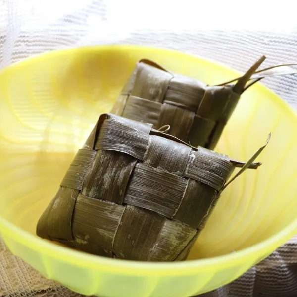 Siapkan ketupat yang telah matang