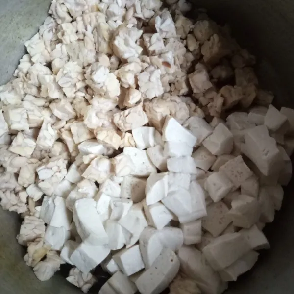 Tahu dan tempe dipotong dadu lalu kukus kurang lebih 10 menit
