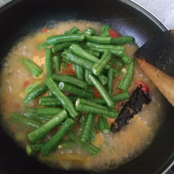 Terakhir masukkan kacang panjang. Masak sebentar, angkat