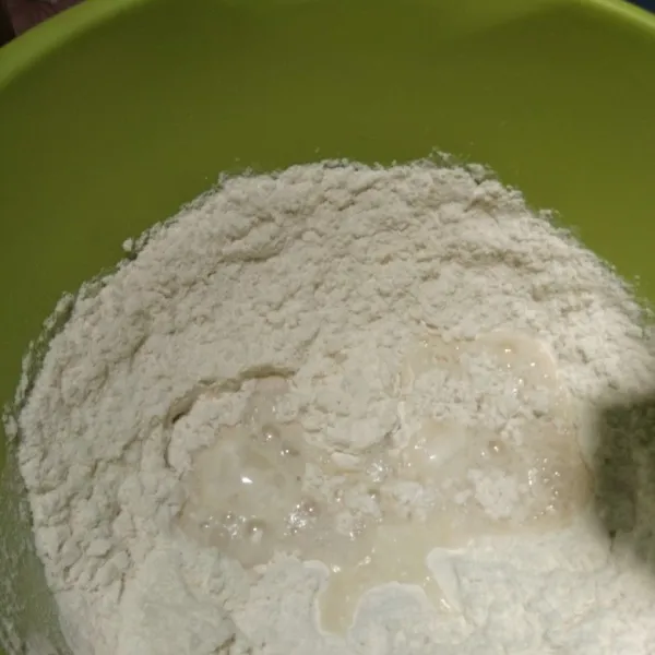 tuang larutan ragi sedikit demi sedikit sambil diaduk lalu tambahkan margarin uleni 10menitan sampai cukup kalis