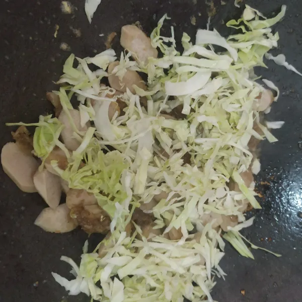 Masukkan irisan sosis dan kol, aduk rata