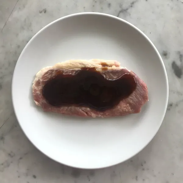 Balurkan bumbu marinasi ke seluruh permukaan daging sirloin. Lalu simpan di dalam kulkas selama 15 menit.