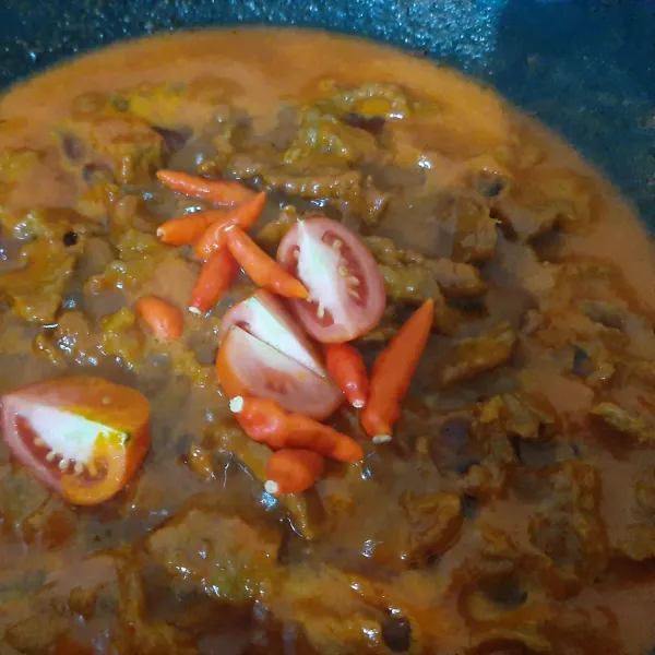 Masukkan cabai dan tomat, masak hingga air sedikit. Sajikan