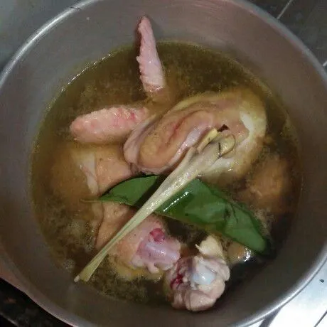 rebus ayam dengan bumbu ayam instant dan garam serta tambahkan daun salam dan serai, rebus hingga matang