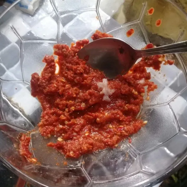 Masukkan bumbu halus ke dalam mangkok kemudian beri gula dan garam, aduk rata.