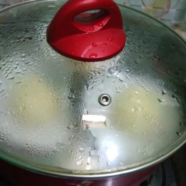 kukus bapao dengan api besar 10 menit lalu angkat dan sajikan selagi hangat