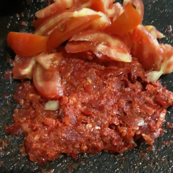 Giling cabe, bawang merah, bawang putih, sampai halus, kemudian potong-potong tomat.
