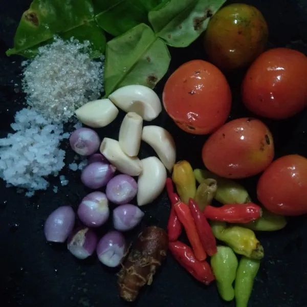 Siapkan Bumbu-bumbu.nya yaitu : Bawang Merah, Bawang Putih, Gula, Garam, Cabai, Kencur, dan daun jeruk.