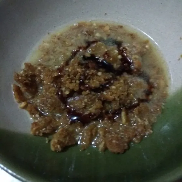 Siapkan bumbu kacang halus, beri air panas dan sedikit kecap. Aduk rata.