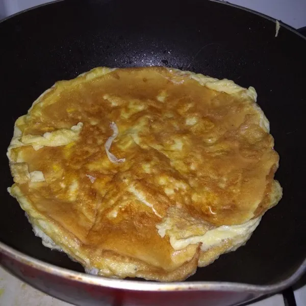 Pastikan kedua sisi telur dadar matang dan berwarna kecoklatan.