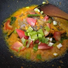 Masukkan kepala ikan tongkol, irisan bawang prei, cabe rawit utuh dan irisan tomat. Tambahkan Secukupnya air hingga menutupi  kepala tongkol. Masak sambil sesekali kepala tongkol dibolak-balik. Masak hingga air asat, mengental dan ikan tongkol matang