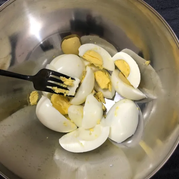 Kupas telur, lalu potong-potong kemudian hancurkan menggunakan garpu.