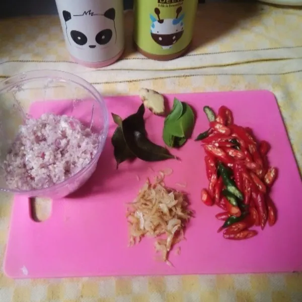 Haluskan bawang merah dan putih serta kencur, iris tipis-tipis cabe. Geprek lengkuas.