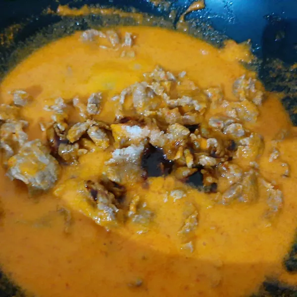 Tambahkan air, petis udang, kecap, gula dan garam. Masak hingga mengental