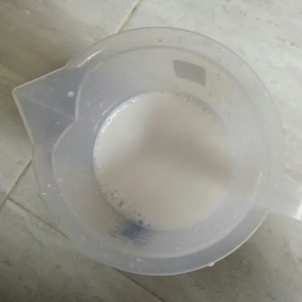 siapkan santan 500 ml dari 1/2 butir kelapa parut