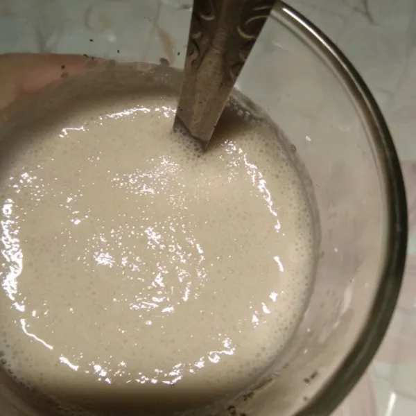 aktifkan ragi tambah gula pasir dan air hangat biarkan 5-10menit sampai berbusa