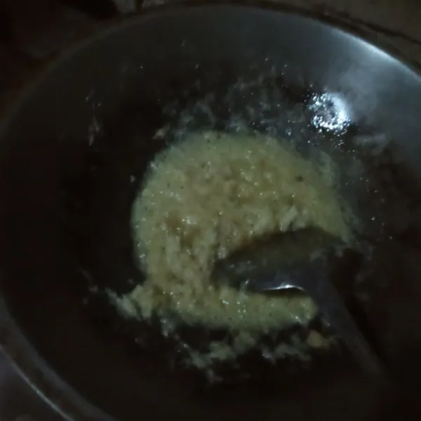 Panaskan minyak goreng dalam peggorengan goreng kelapa parut yang sudah dibumbui tambahkan sedikit garam, gula, goreng sampai coklat