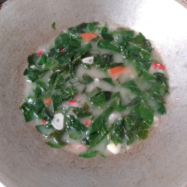 Setelah mendidih, masukkan santan kental. Beri garam dan gula secukupnya. Test rasa