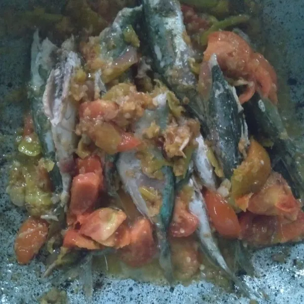 Aduk, Agar Bumbu tercampur dengan Rata, Saat mengaduk pelan-pelan ya agar daging ikan tidak hancur.