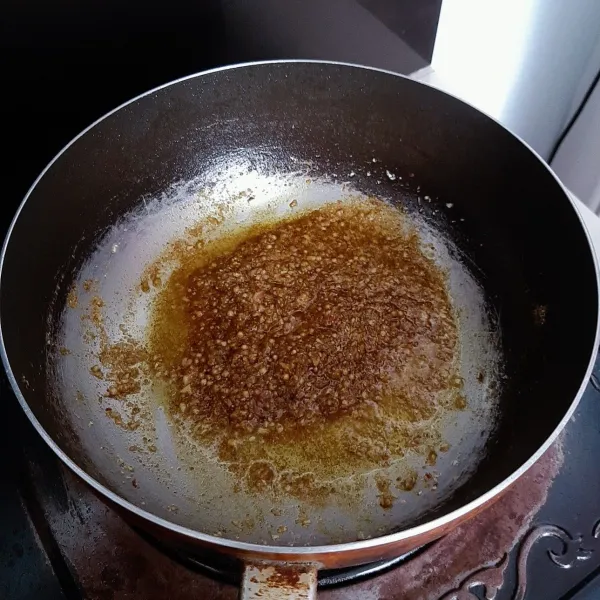 Panaskan wajan dan tumis bumbu halus hingga wangi.