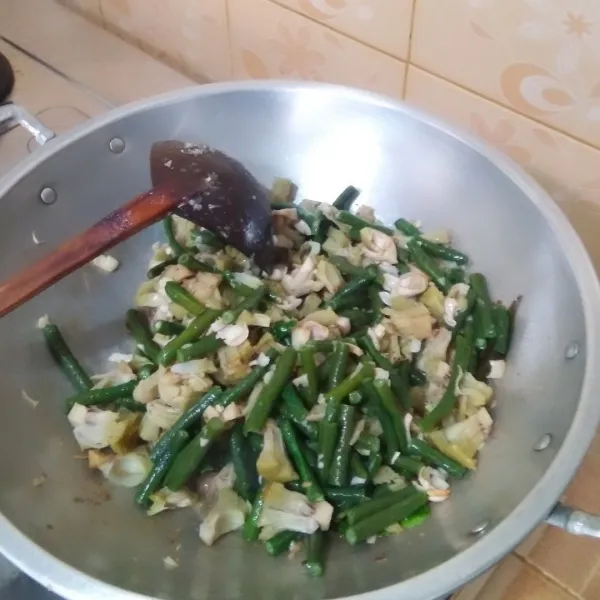 Kemudian masukkan sayuran yang sudah direbus tadi. Aduk sampai rata.