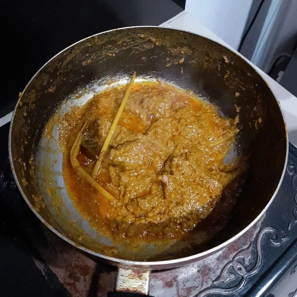 Masak daging hingga daging empuk dan air menyusut dengan sesekali di aduk agar bagian bawah tidak gosong