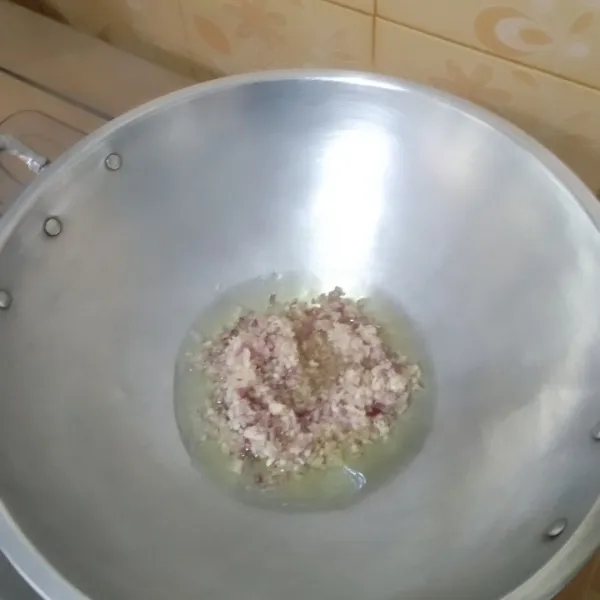 Tumis bawang merah dan putih serta kencur sampai harum.