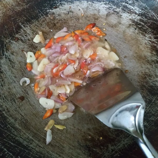 Tumis cabe, bawang merah, bawang putih dan jahe sampe harum.