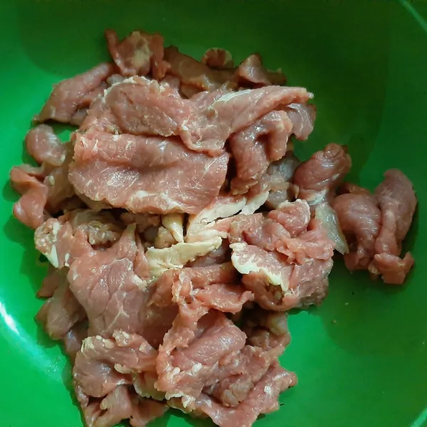 Potong-potong daging tipis-tipis, cuci bersih