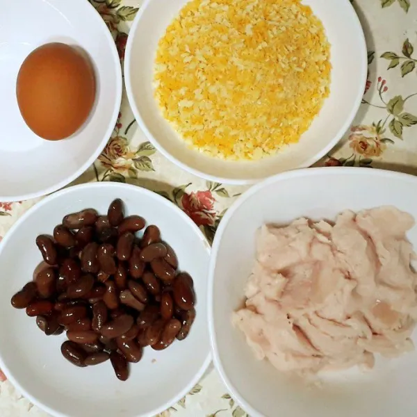 Siapkan bahan ayam giling, kacang merah, telur, dan tepung roti