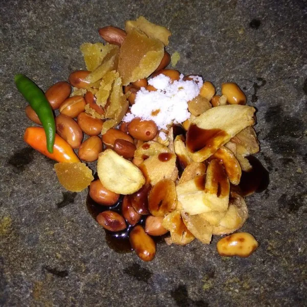 Siapkan semua bahan bumbu halus dan haluskan.