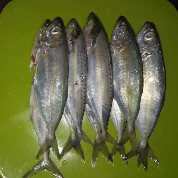 Siapkan 10 Ekor Ikan Yang sudah dibersihkan dan di diberi perasan jeruk nipis atau bisa memakai lemon.