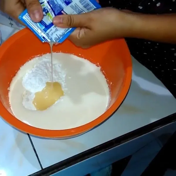 masukan juga terigu, air, dan susu kental manis kemudian aduk sampai tercampur rata.