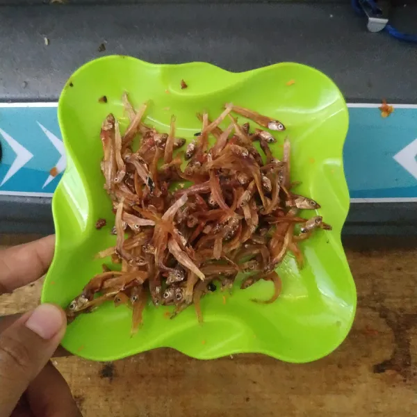 Goreng teri sampai matang.