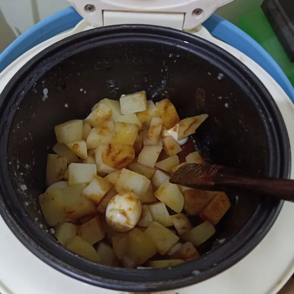 Masukkan kentang kukus dan telur puyuh rebuh, aduk hingga rata.