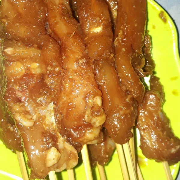 Setelah 30mnt tusukan daging ayang yang sudah direndam pada tusukan sate.