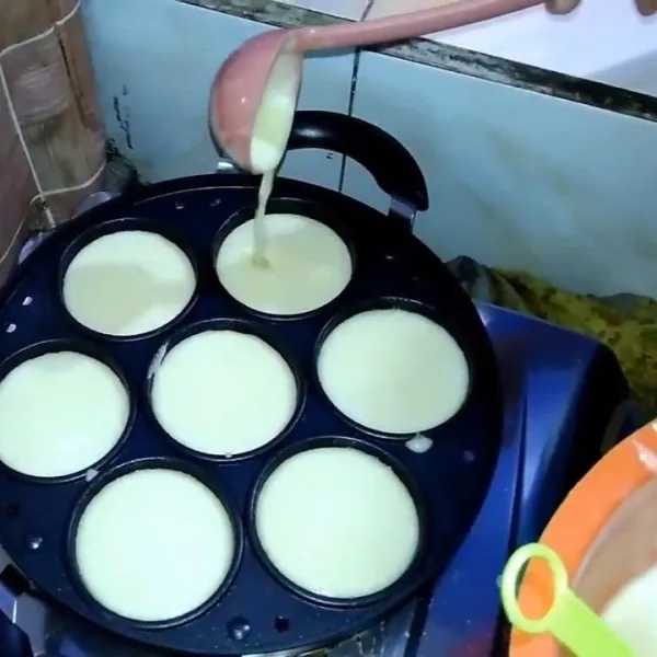 setelah panas masukan satu sendok sayur adonan ke dalam cetakan lalu tutup.