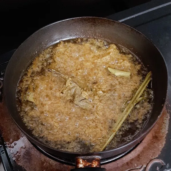 Panaskan minyak lalu goreng bumbu ungkep tersebut ke dalam minyak panas dengan api sedang sampai bumbu rempah berwarna kuning kecokelatan.