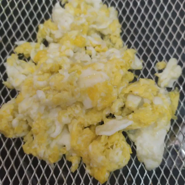 Orak-arik telur ayam, sisihkan dahulu